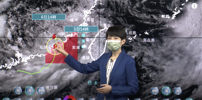 氣象局表示，颱風登陸後強度將逐漸減弱，若路徑持續偏北，預計傍晚17時30分解除海上颱風警報。（取自氣象局直播）