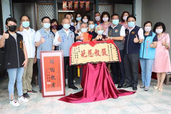 县长徐耀昌（中左）到头屋乡表扬模范父亲范发宪（中）。（苗栗县政府提供／罗浚滨苗栗传真）