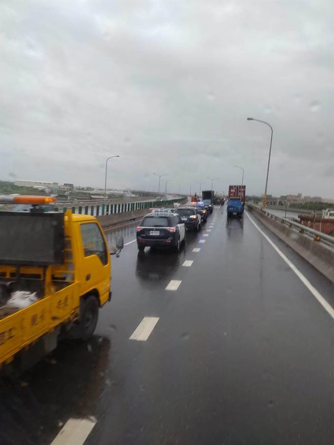 西滨快速道路大型车失控　大货车追撞油罐车。（彰化踢爆网提供／吴敏菁彰化传真）