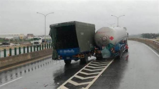 西滨快速道路大型车失控　大货车追撞油罐车。（彰化踢爆网提供／吴敏菁彰化传真）
