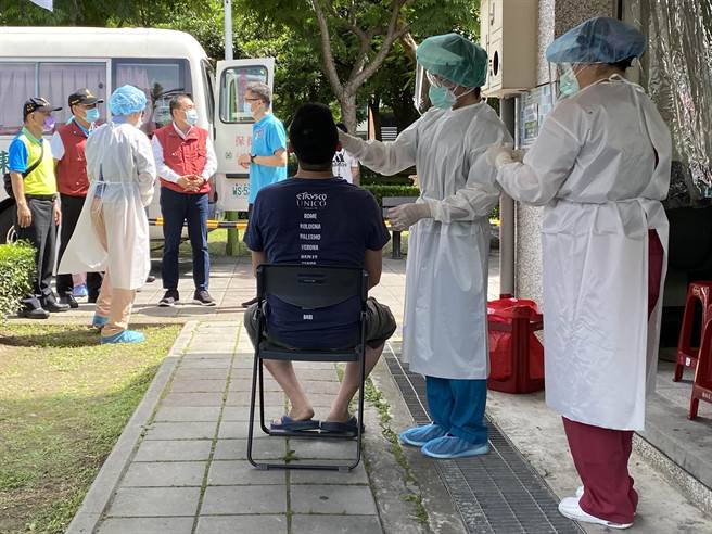 新北卫生局指出，疫苗接种死亡案例新增1例，为树林区66岁男性，上月7日接种AZ疫苗后，生活作息正常，但在同月20日通报死亡。接种示意图。（民眾提供）