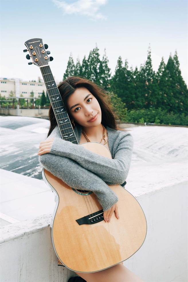 巫咏欢五官立体时尚感十足，还是伯克利音乐学院的高材生。（福茂唱片提供）