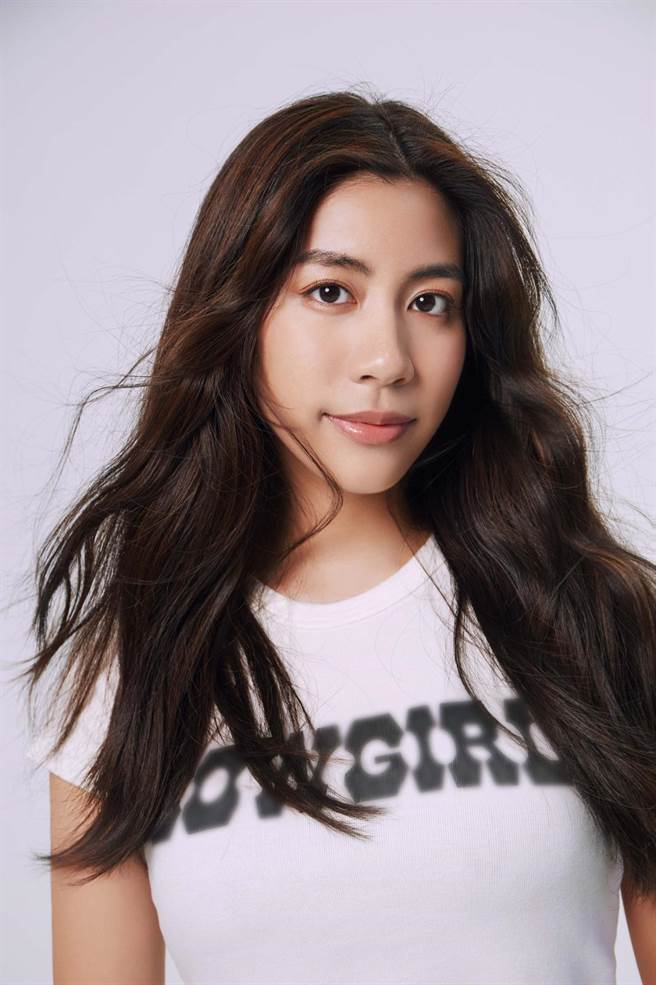 巫咏欢五官立体时尚感十足，还是伯克利音乐学院的高材生。（福茂唱片提供）