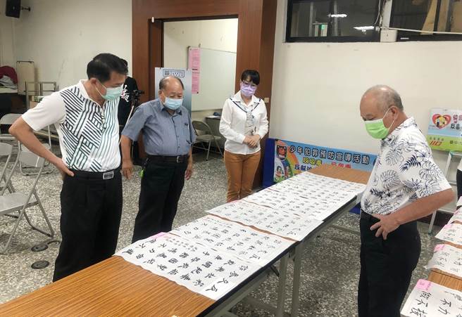 台中市警局雾峰分局鼓励青少年从事正当休閒活动，上个月办理青少年书法徵件比赛，日前由本市书法名家阮德杨、洪传旺、余丽君等3位老师担任评审。（雾峰分局提供／黄国峰台中传真）