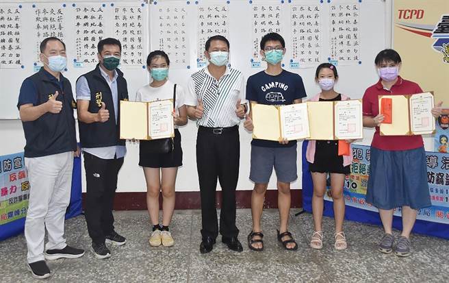 台中市警局雾峰分局鼓励青少年从事正当休閒活动，上个月办理青少年书法徵件比赛，日前评审出炉，雾峰分局长陈家铭（左4）颁发奖金、奖状。（雾峰分局提供／黄国峰台中传真）
