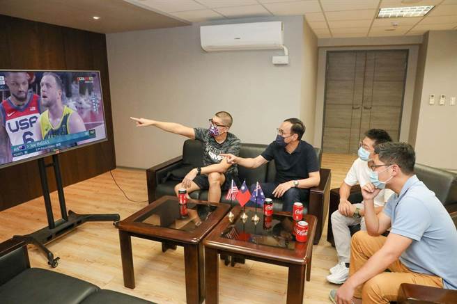 朱立倫稍早在臉書貼出他與連勝文、前立委許毓仁、超馬好手林義傑比鄰而坐，中午一起看奧運籃球賽的照片。（摘自朱立倫臉書）