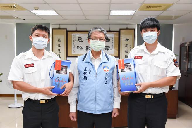 金门县消防局队员许俊伟（右）、翁明祺（左）在救灾、防护任务之余努力进修，分别录取中央警察大学防灾研究所、消佐班，局长王世禄（中）和同仁送上祝福。（金门县消防局提供）