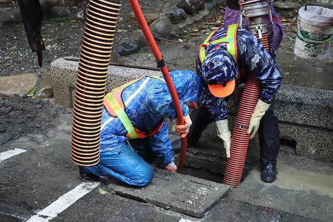 盧碧颱風外圍環流發威，雨彈5日狂炸高雄市，各區清潔隊不畏風雨加強動員，到易積淹水地區進行側溝清疏、清除洩水孔雜物作業。（高市府環保局提供／洪浩軒高雄傳真）