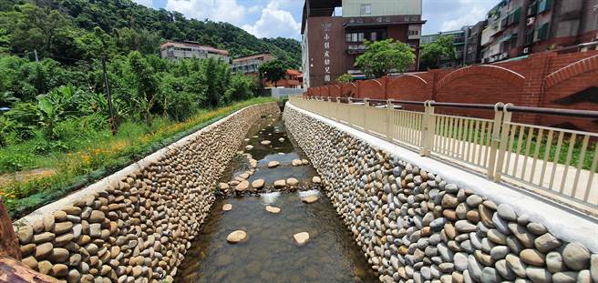 日前因桃园大溪街口溪部分护岸破损有安全疑虑，且旧有设计无法提供生物良好栖息环境，桃园市政府水务局日前办理「街口溪生态水岸步道工程」并于上月20日完工，砌石交迭的河道为大溪「神之乡」再造一观光秘境。（水务局提供／萧灵玺桃园传真）