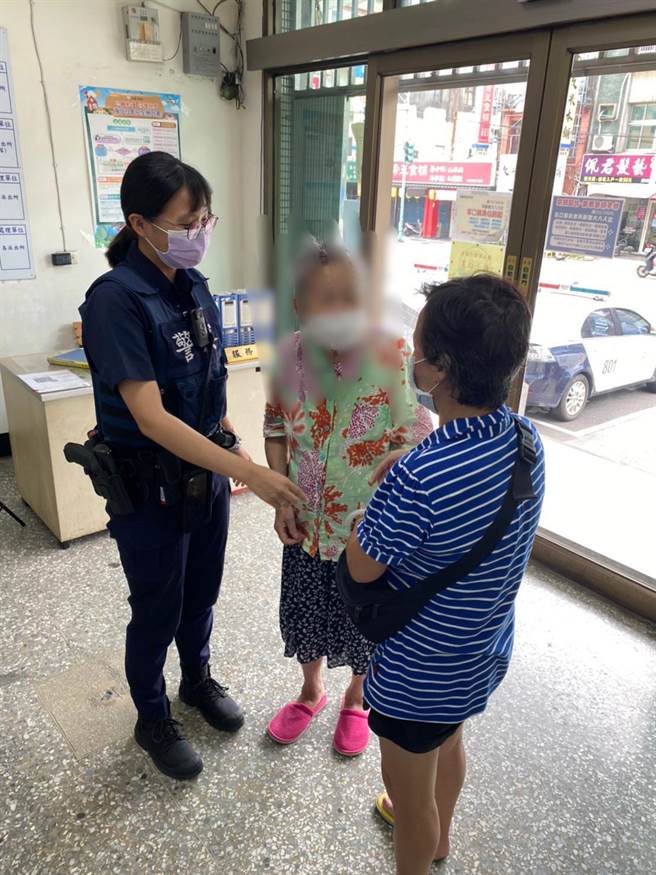 林姓阿嬤日前搬到桃園龜山，外出散步疑似迷路，所幸熱心員警找到人。（警方提供）