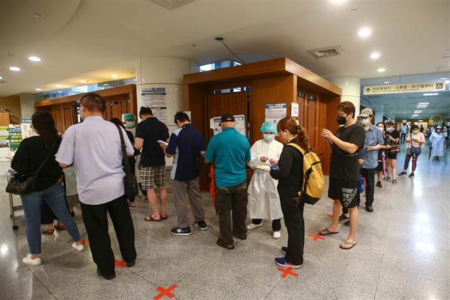 指挥中心日前已配送52.57万剂的AZ疫苗供地方政府提供疫苗预约平台、国高中教师及补教业者接种。新店慈济医院配合新北市政府在院内设立的施打站，5日预约接种人数共有1千人，注射疫苗前民眾排队让医护人员量额温及核对资料。（邓博仁摄）