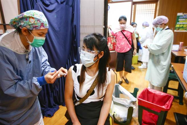 指挥中心日前已配送52.57万剂的AZ疫苗供地方政府提供疫苗预约平台、国高中教师及补教业者接种。新店慈济医院配合新北市政府在院内设立的施打站，5日预约接种人数共有1千人，注射疫苗后。图为民眾施打疫苗画面。（邓博仁摄）
