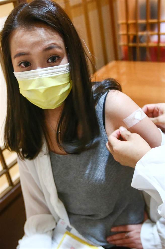 指挥中心日前已配送52.57万剂的AZ疫苗供地方政府提供疫苗预约平台、国高中教师及补教业者接种。新店慈济医院配合新北市政府在院内设立的施打站，5日预约接种人数共有1千人，注射疫苗后。图为民眾施打疫苗画面。（邓博仁摄）
