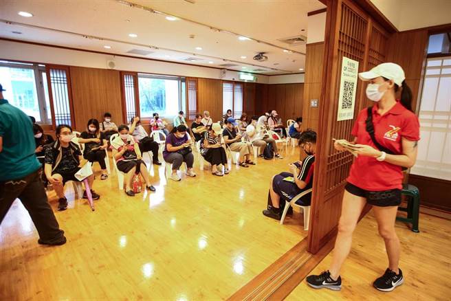 指挥中心日前已配送52.57万剂的AZ疫苗供地方政府提供疫苗预约平台、国高中教师及补教业者接种。新店慈济医院配合新北市政府在院内设立的施打站，5日预约接种人数共有1千人，注射疫苗后，民眾在留观区休息。（邓博仁摄）
