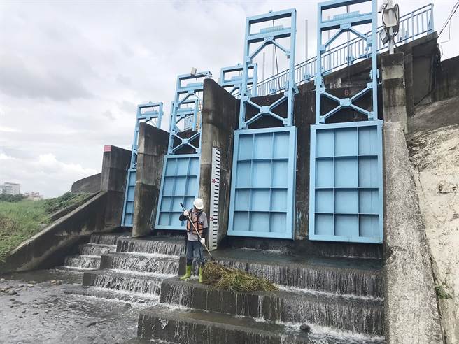 卢碧颱风来临，第三河川局提早巡视旱溪排水水门及杂物清除。（第三河川局提供／黄国峰台中传真）