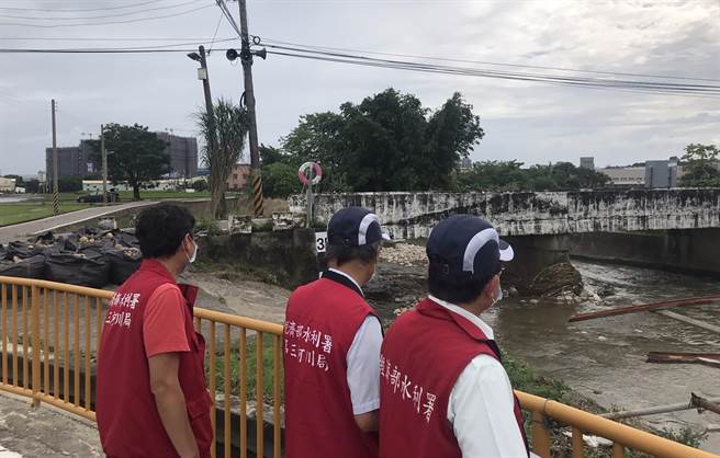 卢碧颱风来临，第三河川局于同安厝排水东埤桥预布太空包，预为紧急抢险使用。（第三河川局提供／黄国峰台中传真）
