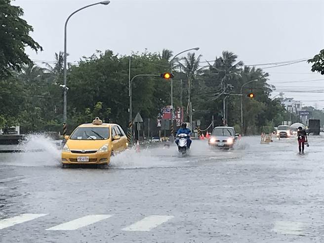 大仁科大前维新路段，水淹小腿肚、积水不退，附近居民出入不仅得涉水而行，还要忍受汽机车行驶时溅起的大水花，住户苦不堪言。（谢佳潾摄）