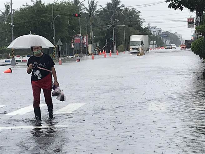 大仁科大前维新路段，水淹小腿肚、积水不退，附近居民出入不仅得涉水而行，还要忍受汽机车行驶时溅起的大水花，住户苦不堪言。（谢佳潾摄）