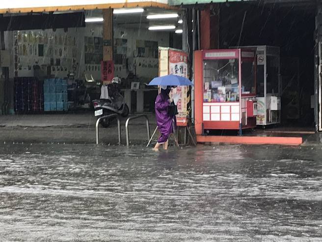 大仁科大前维新路段，水淹小腿肚、积水不退，附近居民出入不仅得涉水而行，还要忍受汽机车行驶时溅起的大水花，住户苦不堪言。（谢佳潾摄）