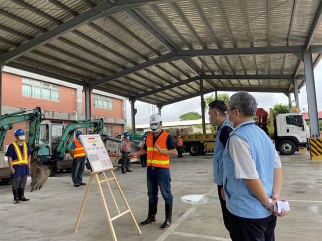 楊鎮浯至養工所了解防颱風整備，提醒大家注意作業安全。（縣府提供）