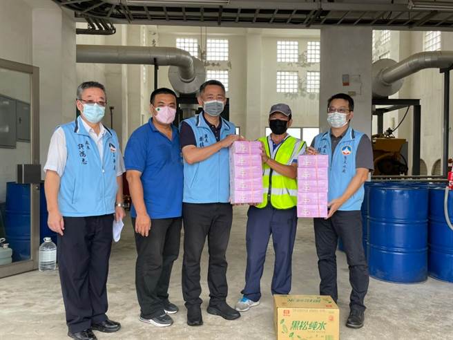 楊鎮浯赴金城鎮浯江抽水站等地，慰問第一線工作人員的辛勞。（縣府提供）