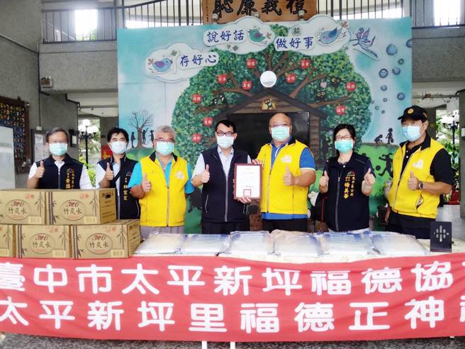 太平区新坪里福德正神祠捐赠大批防疫物资至4处快打站，提供民眾及工作人员使用。（太平区公所提供／张妍溱台中传真）