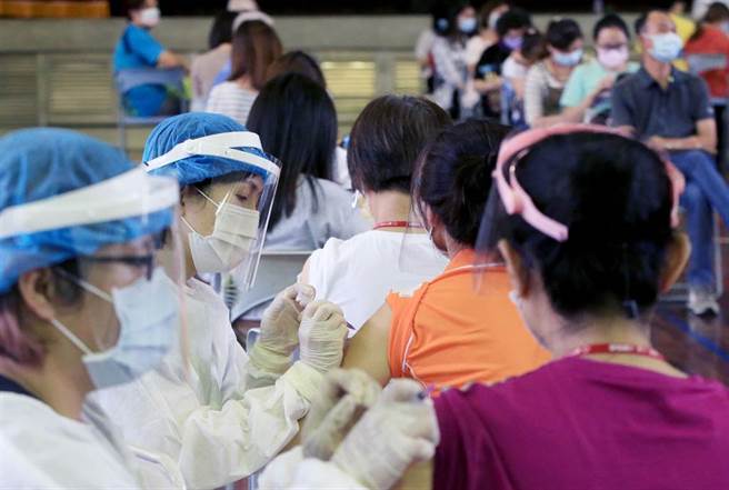 新北板桥某医院群聚案，10例确诊中有7人都打过疫苗，外界好奇为何打完疫苗还是被感染？阳明医学博士胸腔重症医师苏一峰揭背后关键原因。图为疫苗施打站。(黄国峰摄)