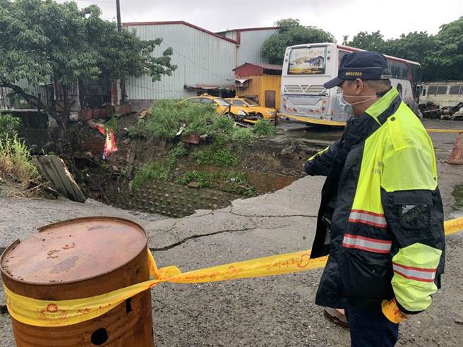 高市警凤山分局5日下午3时35分接获民眾报案，指称凤山区中崙里五甲二路旁的水沟上，水泥覆盖地的地基坍塌。（翻摄画面／洪浩轩高雄传真）