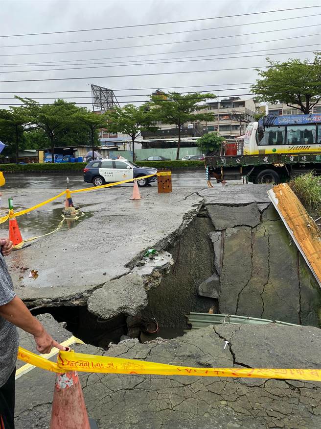 高市警凤山分局5日下午3时35分接获民眾报案，指称凤山区中崙里五甲二路旁的水沟上，水泥覆盖地的地基坍塌。（翻摄画面／洪浩轩高雄传真）