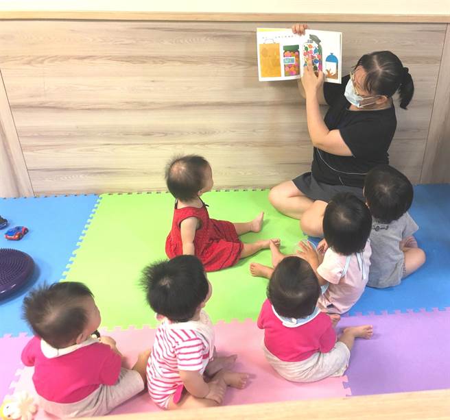 1歲半寶寶第一次聽《小金魚逃走了》便能立刻指出小金魚位置。基金會的教師們大為欣慰(愛慈基金會提供)