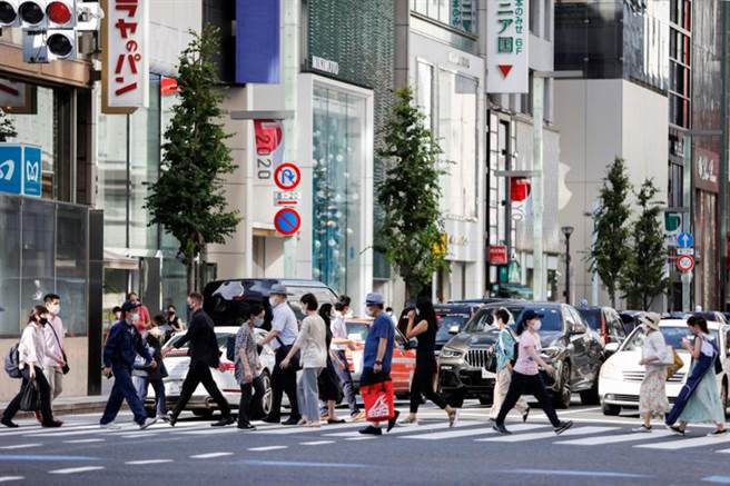 日本全境首度新增逾1.5萬例確診病例；東京都也以新增5042例再寫單日新高紀錄。圖為東京街頭。（圖／路透社）