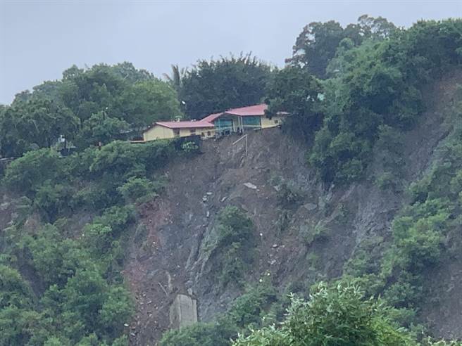 台南市龙崎区石嘈里蜈蜞埔3号边坡土石崩塌严重，当地3户民宅前庭惊见「断崖」，（读者提供／曹婷婷台南传真）