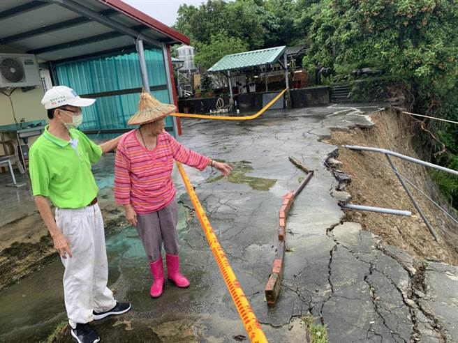 台南市龙崎区石嘈里蜈蜞埔3号边坡土石崩塌严重，当地3户民宅前庭惊见「断崖」，（读者提供／曹婷婷台南传真）
