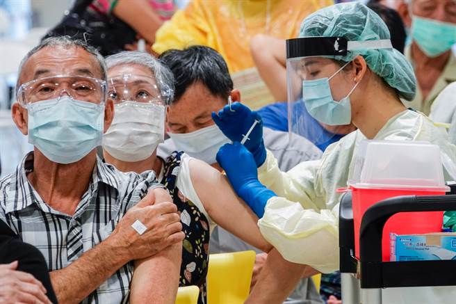 指挥中心统计，截至今天（5日）傍晚5点，共有1186万5372人完成意愿登记，其中愿打高端的人数为98万多，比两天前少了1.6万。图为民眾接种疫苗。(黄子明摄)