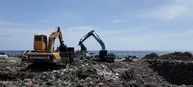 花莲市垃圾埋场，环保局监测当地土壤以及地下水，发现监测标准必须在0.25以下的氨氮竟然高达6.52，指数超标120倍。（王志伟花莲传真）