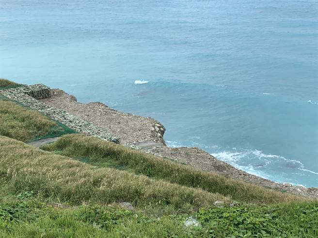 花莲市垃圾掩埋场地下水「氨氮」超标高达120倍，而掩埋场旁环保公园靠近海洋，不排除当地底层埋藏的垃圾已分解污染地下水质并造成海洋污染。（王志伟花莲传真）