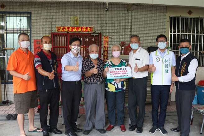 台中西屯區王阿勉女士了解到救護車對於消防局執勤以及待救護民眾的重要性；透過立法委員張廖萬堅、市議員林祈烽的牽線，今日捐出一百萬救護車購置基金。(立委張廖萬堅服務處提供)