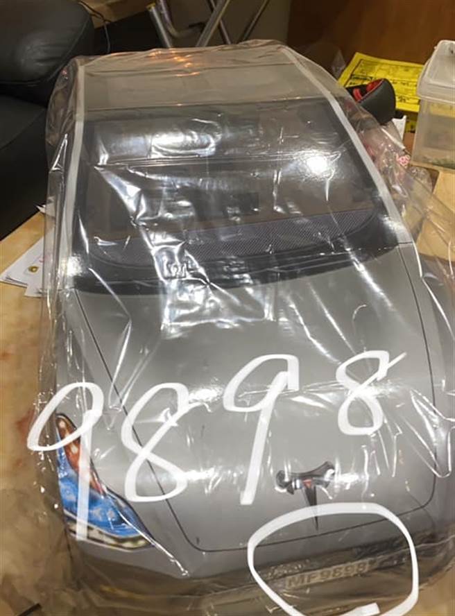 丈夫的朋友梦到丈夫，对方梦醒后告知人妻该车的车牌，人妻比对纸车车牌后发现几乎相同，惊呼「真的有那个世界！」（翻摄自脸书「灵异公社」）