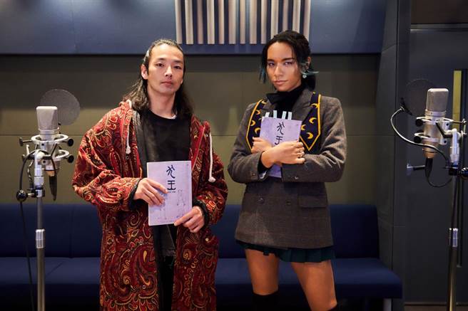 「女王蜂」主唱AVU chan（右）和森山未來擔任動畫配音。（車庫娛樂提供）