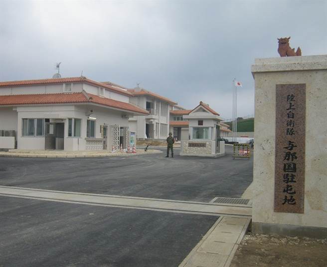 日本防卫相岸信夫透露，目前正就2023年度前在与那国岛陆上自卫队驻屯地(图)部署网路电子战部队进行讨论，强化西南诸岛防御，应对中国不断提升电子战力。（图／日本陆上自卫队)