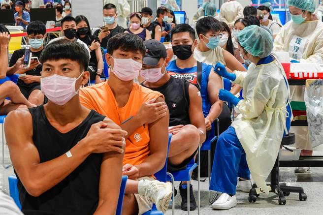 毒理專家招名威指出，Delta印度變種病毒已經在台灣門口蠢蠢欲動，全民除了要施打疫苗，仍應維持傳統防疫方式。(黃子明攝)