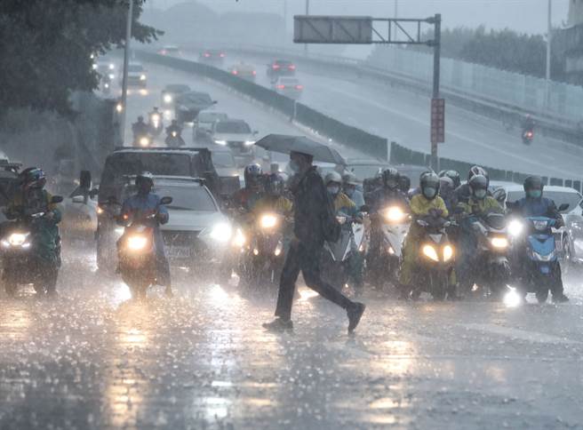 中央氣象局已解除第9號颱風盧碧的海上颱風警報，但持續發布豪雨特報，外圍環流影響，易有短延時強降雨。(劉宗龍攝)