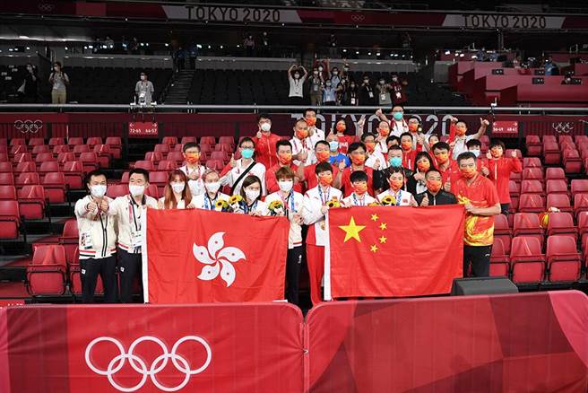 乒乓女團冠軍中國大陸國乒女隊和季軍香港隊賽後合影。（人民視覺╱新華社IC）