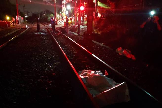 24岁外劳闯入铁路被区间车撞毙的现场。（台铁提供／罗浚滨苗栗传真）