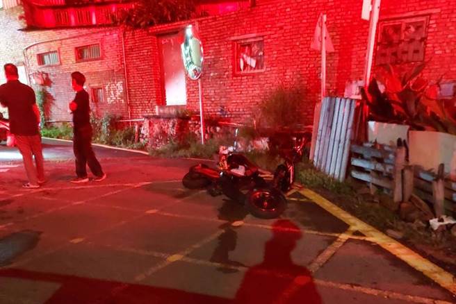 24岁外劳闯入铁路被区间车撞毙，在平交道附近有其留下的电动自行车。（台铁提供／罗浚滨苗栗传真）