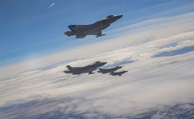 美军F-35未来将在高风险空域作战，但若不幸遭到击落，战斗搜救单位将难以靠现有空中载具接近跳伞待救的飞行员。（图／美国空军）