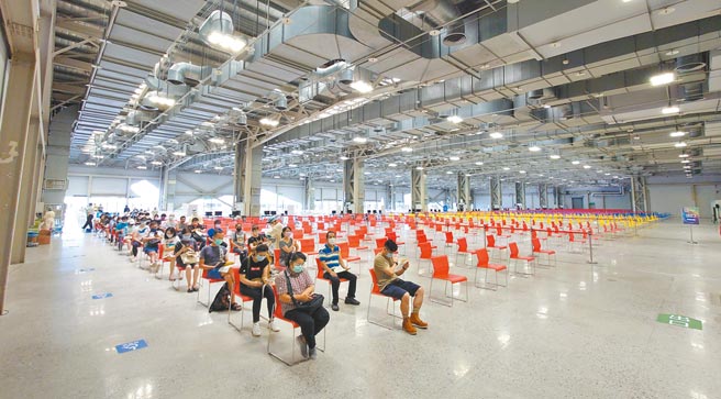 食药署昨宣布完成第5批高端疫苗封缄检验程序，包含前4批共计35.2万剂，预计最快8月下旬开打。图为台湾疫苗严重不足，北市花博接种站4日仅开放部分区域施打疫苗。（黄世麒摄）