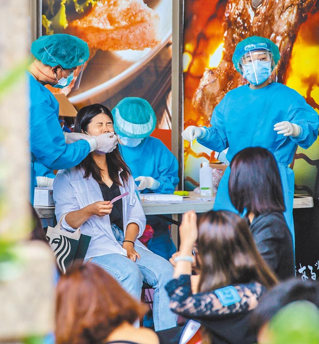 新北市板桥远百中山店4日因有柜姐确诊停业1天，所有工作人员都须进行筛检，所幸目前快筛均阴性。（罗永铭摄）