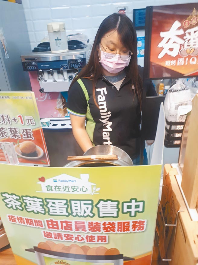 防疫警戒降至二级，量贩店已开放贩卖熟食，却仍禁止超商贩售茶叶蛋等热食。（张铠乙摄）