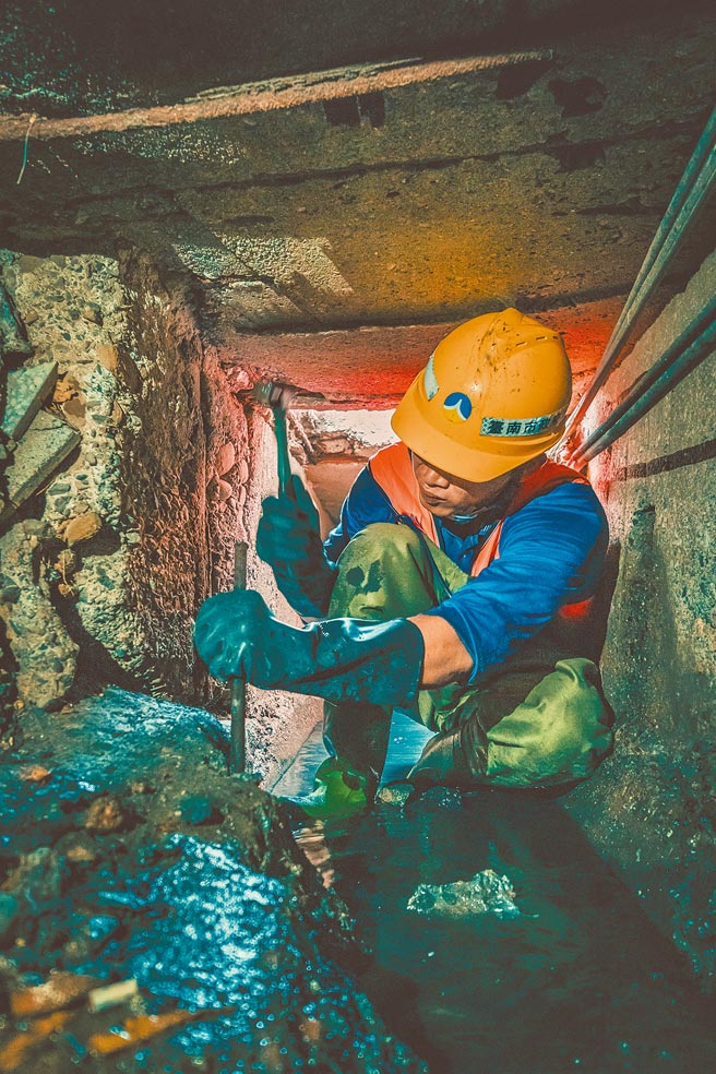 台南市政府环保局去年6月成立沟渠队，队员深入沟渠内作业，以确保排水畅通。（台南市政府提供／刘秀芬台南传真）